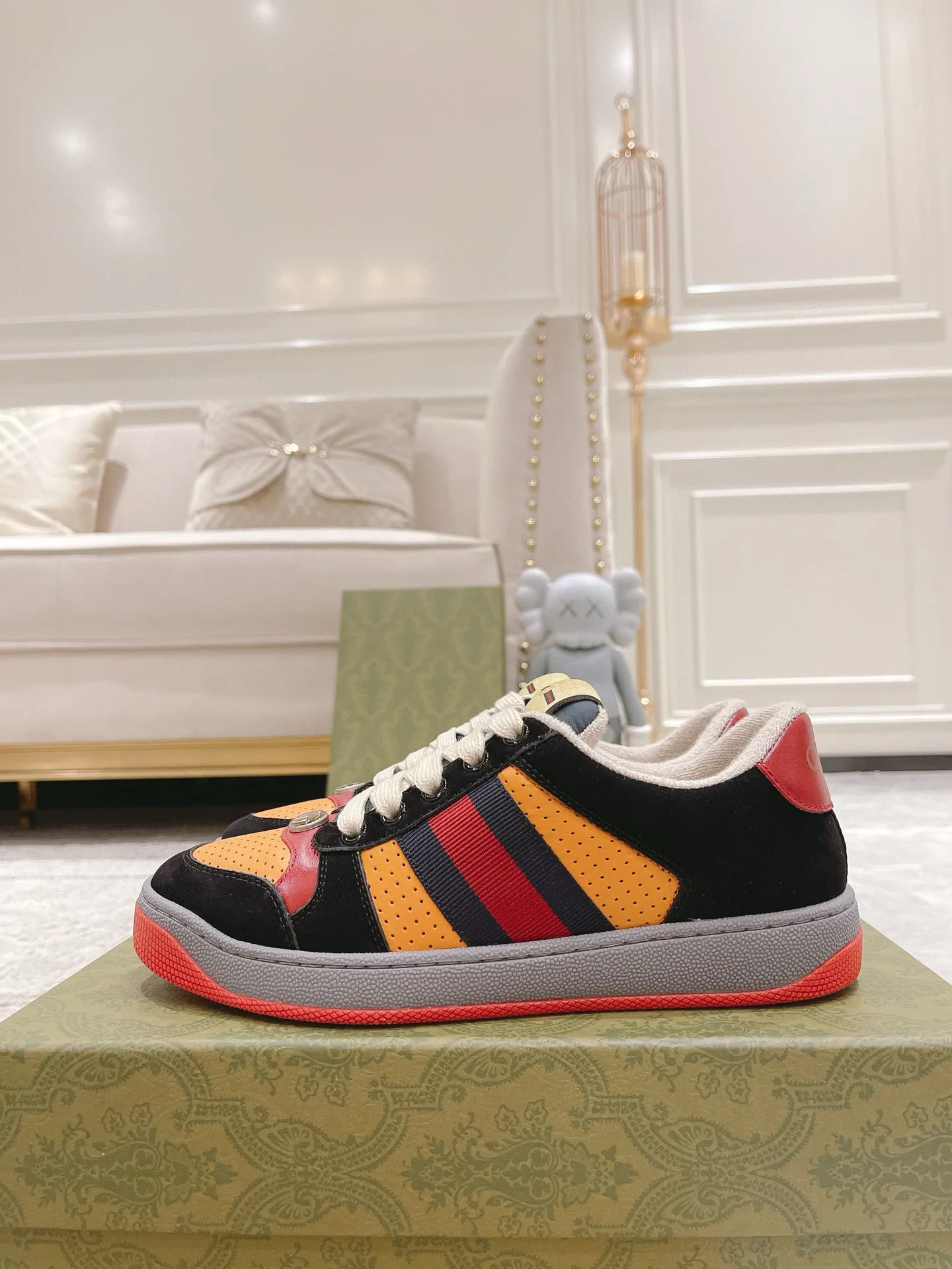 Ex-factory price: 540💰 GUCCI Gucci's newly upgraded back cover lining, top-notch old dirty shoes, classic casual sports shoes for couples, retro sneakers and old G family dirty shoes, updated at the counter simultaneously! ①The shoe upper has the same water-based edge coating process as the original version⚠️The ordinary oil edges on the market have a strong glue feel and are easy to fall off! Grade A first-layer nubuck leather (with pores)/matching computer embroidered double G cloth, high-density terry velvet lining. ② A PVC transparent small round mark sealing line is added to the details of the midsole. The mold is opened six times and the jewelry craftsmanship is used to customize the two-color double G buckle, striving to be the same as the original version. A pair of buttons is more than three times more expensive than ordinary buckles on the market. ③An old two-color washable label, the chip is placed on the outer waist of the right foot, the entire shoe is completely hollowed out with rubber technology, TUP material (rubber to distinguish the market) with the latest green packaging from the counter, 3D printed handbag, and a pair of shoelaces. There is no pressure when entering and exiting the counter. You can buy a 1:1 accurate replica of the original version and modify and upgrade it repeatedly. The details are perfectly restored, the materials are all customized, and they are truly top-notch. Please look at the details clearly to identify the quality. Upper: First-layer frosted cowhide/embroidered double G cloth. Lining: original high-density velvet lining. Foot pads: original pearlescent sheepskin. Outsole: private molded vacuum TPU material. Packaging: original top-grade full set packaging at the counter. Shoe size: women's size 35-40, men's size 39-44 (men's size 38, 45🉑️customized, non-returnable)